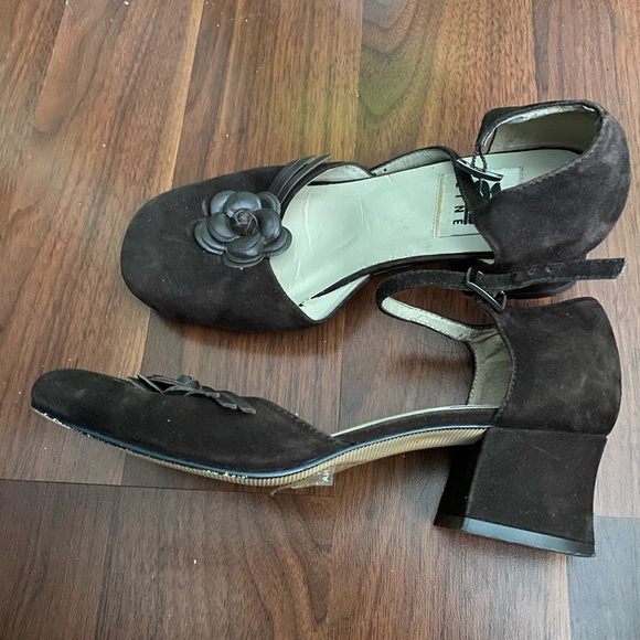 A line heels - Picture 3 of 3